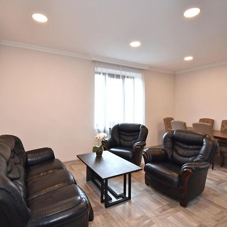 2 Bedroom Apartment, Quiet And Spacious Yerevan Exterior photo