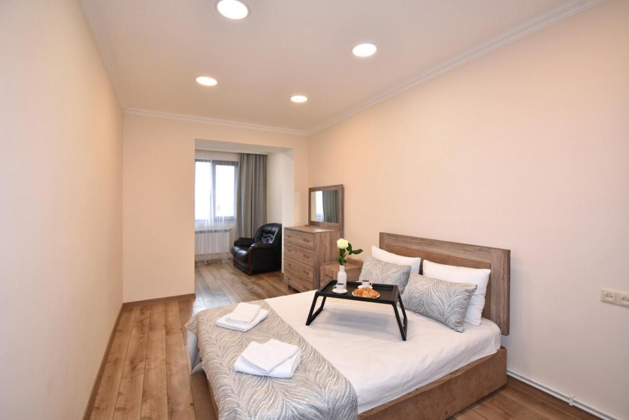 2 Bedroom Apartment, Quiet And Spacious Yerevan Exterior photo