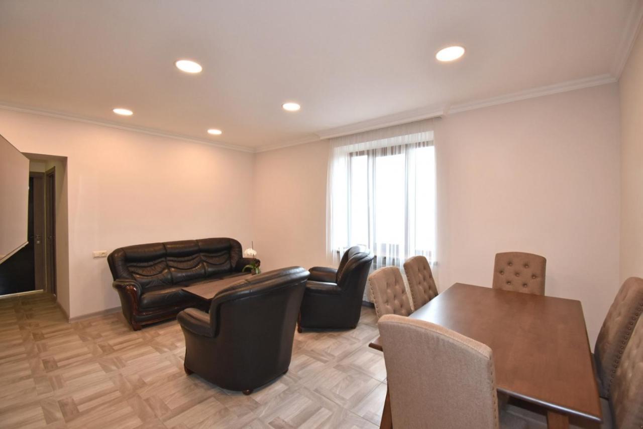2 Bedroom Apartment, Quiet And Spacious Yerevan Exterior photo