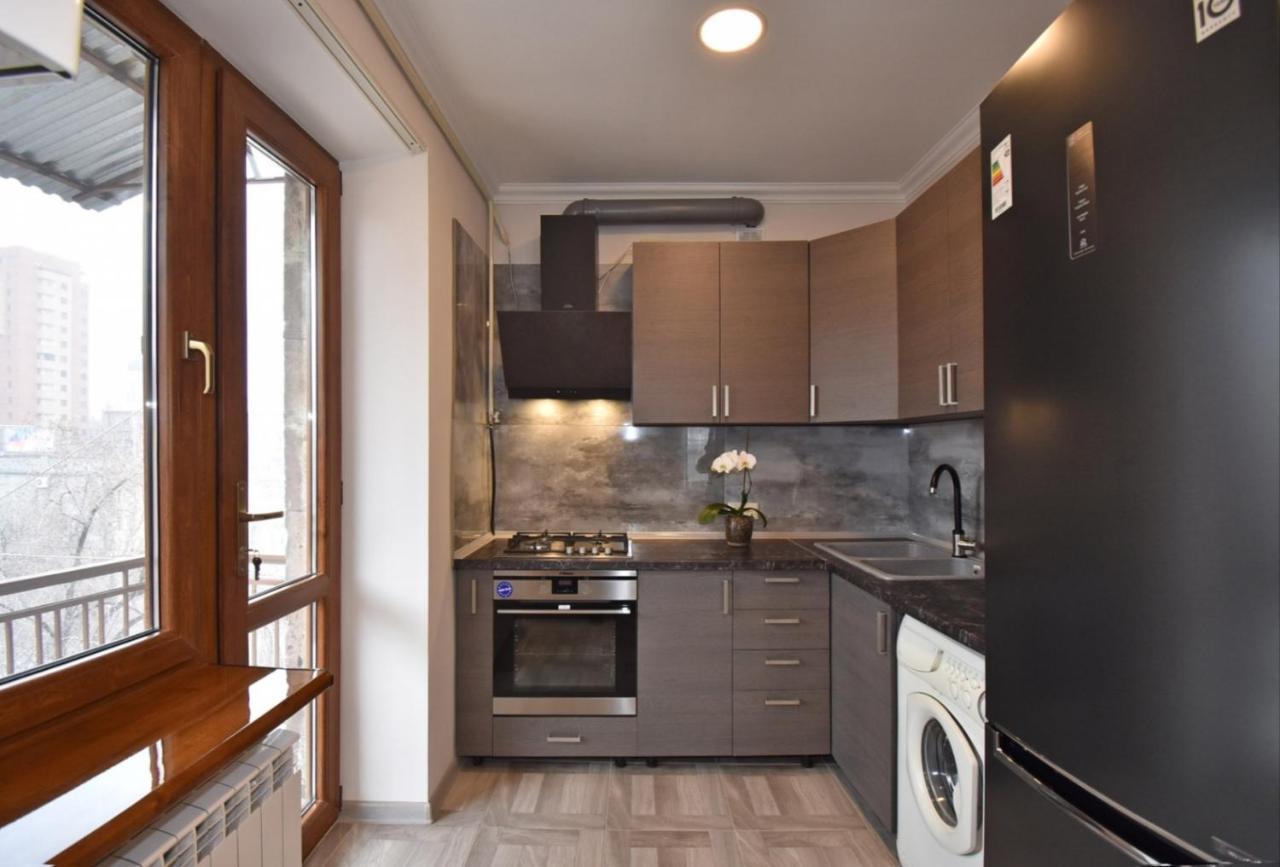 2 Bedroom Apartment, Quiet And Spacious Yerevan Exterior photo